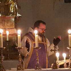 Heilige Messe bei Kerzenschein