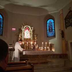Heilige Messe bei Kerzenschein