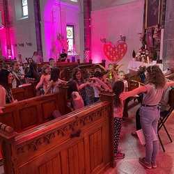 Kinderprogramm in der Kirche - Singen mit Burgi