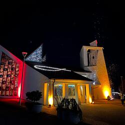 Bunte, hoffnungsbringende Kirche