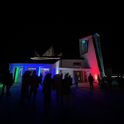 Bunte, hoffnungsbringende Kirche