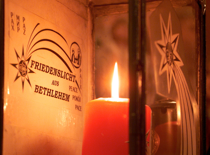Laterne mit dem Friedenslicht aus Bethlehem© Franz Josef Rupprecht; A-7123 Mšnchhof; Bank: Raiffeisenkasse Mšnchhof (BLZ: 33054), Kto.-Nr.: 17608