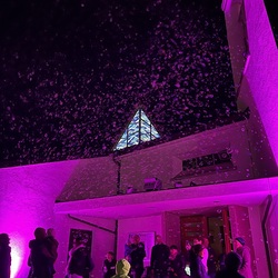 Bunte, hoffnungsbringende Kirche