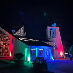 Bunte, hoffnungsbringende Kirche