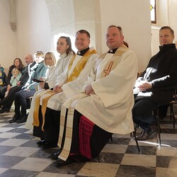 Den Festakt in der Kirche folgten neben den zahlreichen Gästen auch Monsignore Gerhard Hörting 