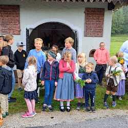 Die Kinder der Volksschule und des Kindergartens versammelten sich vor der Aukapelle 