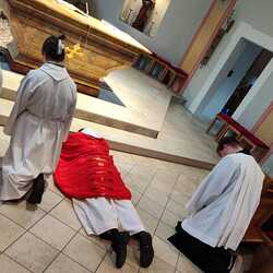 Zu Beginn der Liturgie wirft sich der Priester auf die Erde nieder.