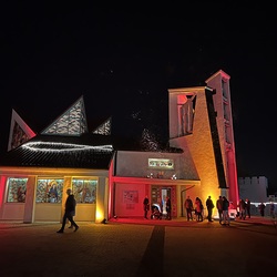 Bunte, hoffnungsbringende Kirche