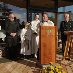 Monsignore Gerhard Hörting bei der Segnung des Pfarrheims